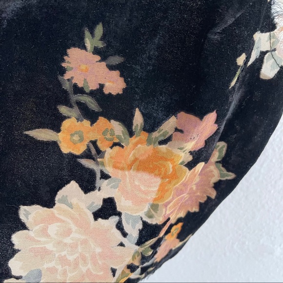 Black Velvet Floral Crop Tank - Picture 4 of 6